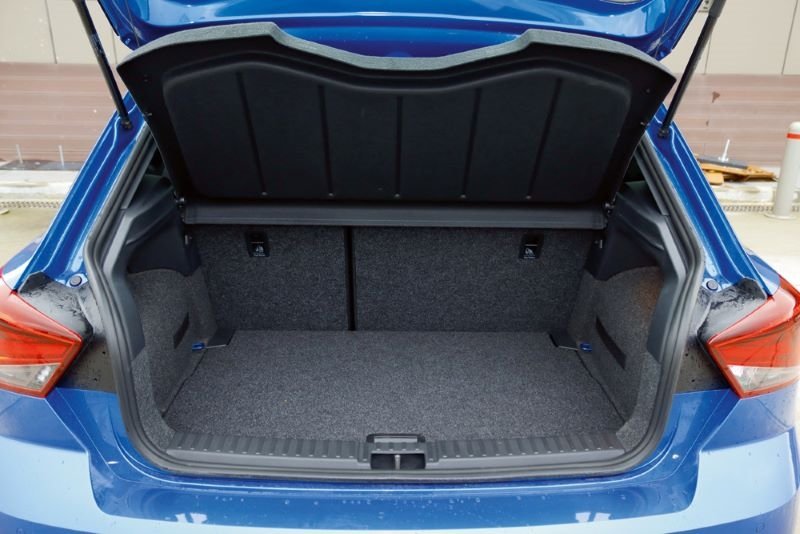 Seat Ibiza bagajda pratik yükleme imkanı sunuluyor.